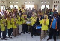 Cen Sui Lan Anggota DPR RI dari Partai Golkar Dapil Kepulauan Riau bersama para orang tua generasi Milenial. Foto: Istimewa 