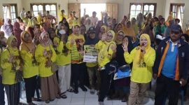 Cen Sui Lan Anggota DPR RI dari Partai Golkar Dapil Kepulauan Riau bersama para orang tua generasi Milenial. Foto: Istimewa 