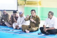 Gubernur Kepulauan Riau H. Ansar Ahmad memimpin pertemuan untuk membahas Revitalisasi Lanjutan Pembangunan Pulau Penyengat Tahap II Tahun 2023 di Halaman Masjid Penyengat. Foto: Diskominfo Kepri 