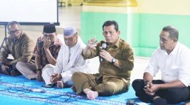Gubernur Kepulauan Riau H. Ansar Ahmad memimpin pertemuan untuk membahas Revitalisasi Lanjutan Pembangunan Pulau Penyengat Tahap II Tahun 2023 di Halaman Masjid Penyengat. Foto: Diskominfo Kepri 