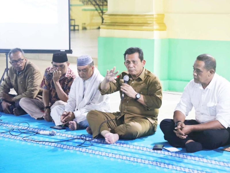 Gubernur Kepulauan Riau H. Ansar Ahmad memimpin pertemuan untuk membahas Revitalisasi Lanjutan Pembangunan Pulau Penyengat Tahap II Tahun 2023 di Halaman Masjid Penyengat. Foto: Diskominfo Kepri