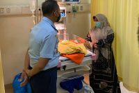 Wali Kota Tanjungpinang, Hj. Rahma, S IP.,M.M, bersama Danlanud Raja Haji Fisabilillah Kolonel Nav Arief Budiman langsung menjeguk bayi tersebut, yang sedang dirawat intensif di Rumah Sakit Umum Daerah Raja Ahmad Tabib. Foto: Diskominfo Tanjungpinang 