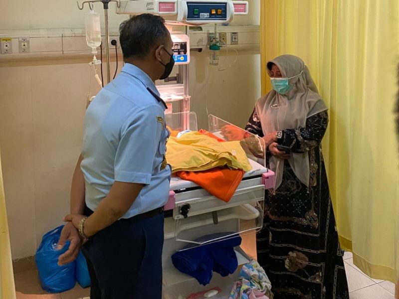 Wali Kota Tanjungpinang, Hj. Rahma, S IP.,M.M, bersama Danlanud Raja Haji Fisabilillah Kolonel Nav Arief Budiman langsung menjeguk bayi tersebut, yang sedang dirawat intensif di Rumah Sakit Umum Daerah Raja Ahmad Tabib. Foto: Diskominfo Tanjungpinang 