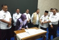 Wali Kota Tanjungpinang Hj. Rahma, S.IP, MM menginstruksikan jajaran di lingkungan Pemerintah Kota Tanjungpinang untuk memprioritaskan bantuan-bantuan sosial, bantuan ekonomi, dan program dukungan bagi peningkatan kesejahteraan masyarakat lainnya kepada kelompok keluarga miskin ekstrem. Foto: Diskominfo Tanjungpinang 