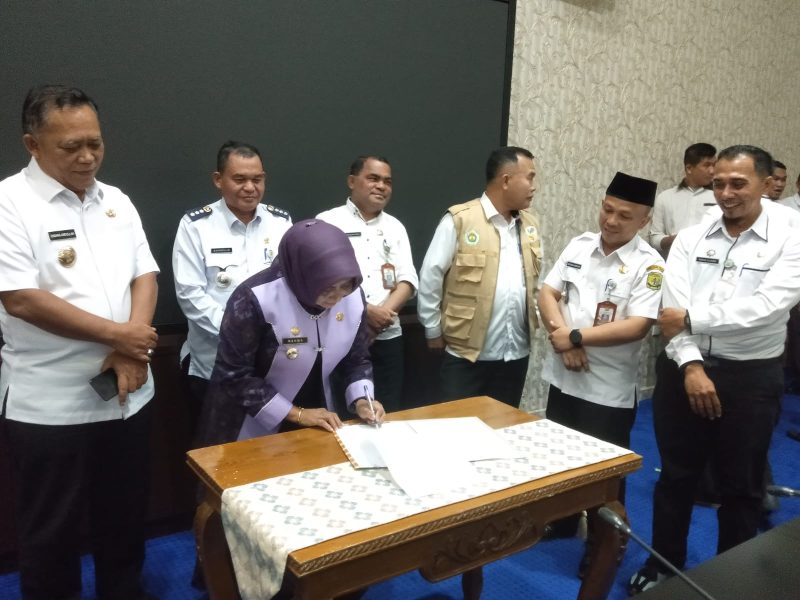 Wali Kota Tanjungpinang Hj. Rahma, S.IP, MM menginstruksikan jajaran di lingkungan Pemerintah Kota Tanjungpinang untuk memprioritaskan bantuan-bantuan sosial, bantuan ekonomi, dan program dukungan bagi peningkatan kesejahteraan masyarakat lainnya kepada kelompok keluarga miskin ekstrem. Foto: Diskominfo Tanjungpinang 