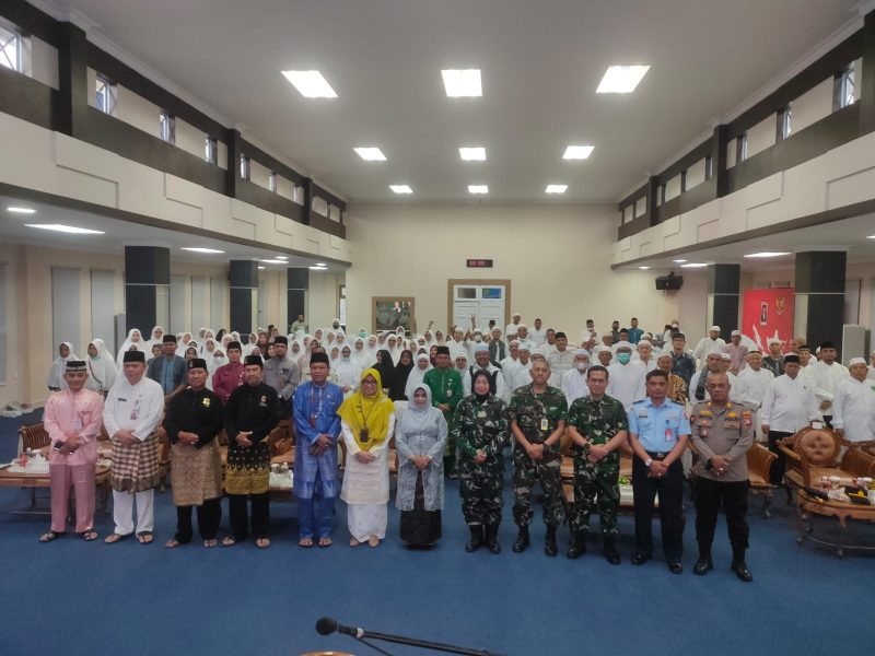 Pemerintah Kota (Pemko) Tanjungpinang menggelar penyambutan secara resmi jamaah haji Kota Tanjungpinang yang telah pulang ke tanah air. Kegiatan digelar di Aula Sultan Sulaiman Badrul Alamsyah Kantor Wali Kota, Senggarang, Jum'at (14/7/2023). Foto: Diskominfo Tanjungpinang
