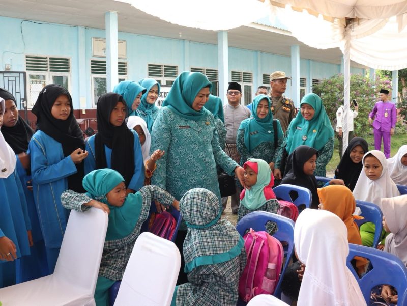 Ketua TP-PKK Provinsi Kepulauan Riau, Hj. Dewi Kumalasari Ansar, menghadiri Kegiatan Penganekaragaman Pangan berbasis melalui Pengembangan Dapur Beragam, Bergizi, Seimbang, dan Aman (B2SA) Goes To School di SDN 10 Bukit Bestari, Tanjungpinang, Jumat (14/7/2023). Foto: Diskominfo Kepri 