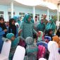 Ketua TP-PKK Provinsi Kepulauan Riau, Hj. Dewi Kumalasari Ansar, menghadiri Kegiatan Penganekaragaman Pangan berbasis melalui Pengembangan Dapur Beragam, Bergizi, Seimbang, dan Aman (B2SA) Goes To School di SDN 10 Bukit Bestari, Tanjungpinang, Jumat (14/7/2023). Foto: Diskominfo Kepri 