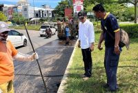 Wakil Wali Kota Batam, Amsakar Achmad meninjau langsung perbaikan jalan di kawasan KDA Batam Center, pada Jumat (14/7/2023). Foto: MC Batam 