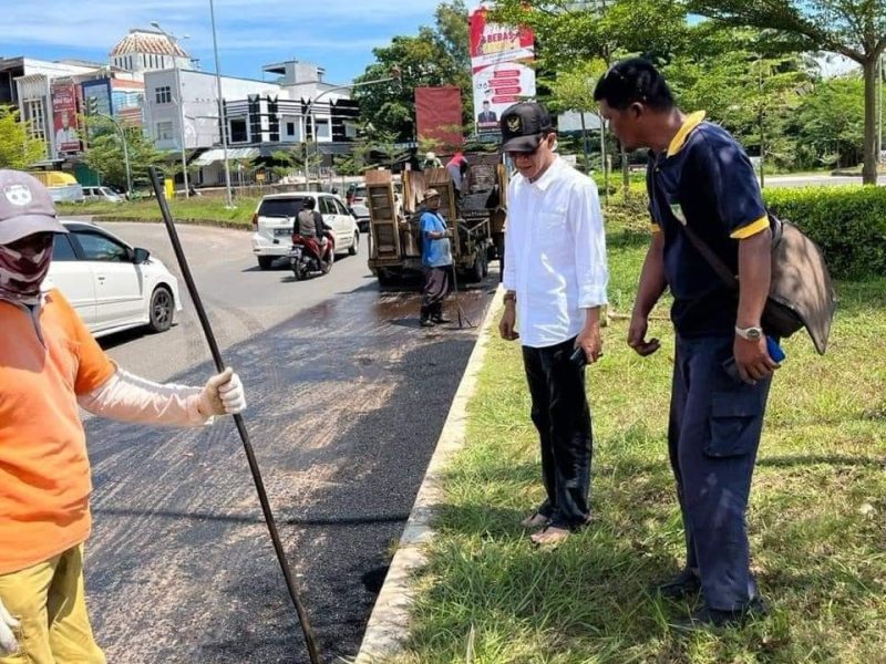 Wakil Wali Kota Batam, Amsakar Achmad meninjau langsung perbaikan jalan di kawasan KDA Batam Center, pada Jumat (14/7/2023). Foto: MC Batam 