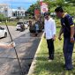 Wakil Wali Kota Batam, Amsakar Achmad meninjau langsung perbaikan jalan di kawasan KDA Batam Center, pada Jumat (14/7/2023). Foto: MC Batam 