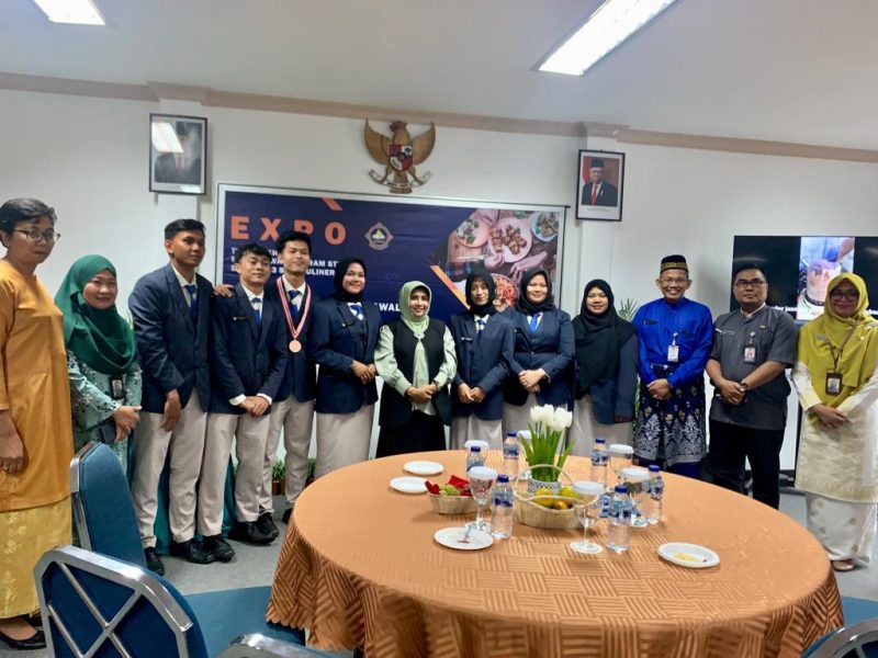 Delapan mahasiswa program Diploma III Seni Kuliner di Politeknik Bintan Cakrawala (PBC) Lagoi, yang menerima beasiswa dari Pemerintah Kota (pemko) Tanjungpinang sukses menyelesaikan tugas akhir mereka dengan membanggakan. Foto: Diskominfo Tanjungpinang 