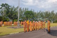 Wakil Wali Kota Tanjungpinang, H.Endang Abdullah, S. Kp.,M.Si, memimpin apel pagi bersama Aparatur Sipil Negara (ASN) di lingkungan Sekretariat Daerah Kota (Setdako) di halaman Kantor Wali Kota Tanjungpinang, Senggarang, Senin (17/7/2023). Foto: Diskominfo Tanjungpinang
