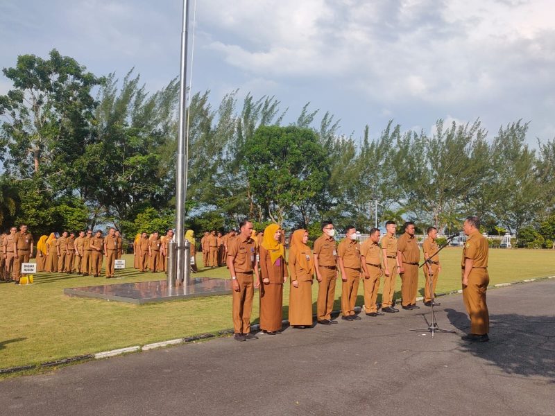 Wakil Wali Kota Tanjungpinang, H.Endang Abdullah, S. Kp.,M.Si, memimpin apel pagi bersama Aparatur Sipil Negara (ASN) di lingkungan Sekretariat Daerah Kota (Setdako) di halaman Kantor Wali Kota Tanjungpinang, Senggarang, Senin (17/7/2023). Foto: Diskominfo Tanjungpinang
