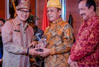 Provinsi Kepulauan Riau (Kepri) berhasil meraih 3 penghargaan dalam Apresiasi Pemasaran Pariwisata Indonesia (APPI) 2023. Penghargaan tersebut diserahkan langsung oleh Menteri Pariwisata dan Ekonomi Kreatif, Sandiaga S. Uno, kepada Gubernur Kepri Ansar Ahmad pada Malam Puncak APPI 2023 yang berlangsung di Balairung Soesilo Soedarman, Gedung Sapta Pesona, Jakarta pada Senin (17/7/2023).
Foto : Diskominfo Kepri 