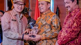 Provinsi Kepulauan Riau (Kepri) berhasil meraih 3 penghargaan dalam Apresiasi Pemasaran Pariwisata Indonesia (APPI) 2023. Penghargaan tersebut diserahkan langsung oleh Menteri Pariwisata dan Ekonomi Kreatif, Sandiaga S. Uno, kepada Gubernur Kepri Ansar Ahmad pada Malam Puncak APPI 2023 yang berlangsung di Balairung Soesilo Soedarman, Gedung Sapta Pesona, Jakarta pada Senin (17/7/2023). 
Foto : Diskominfo Kepri 