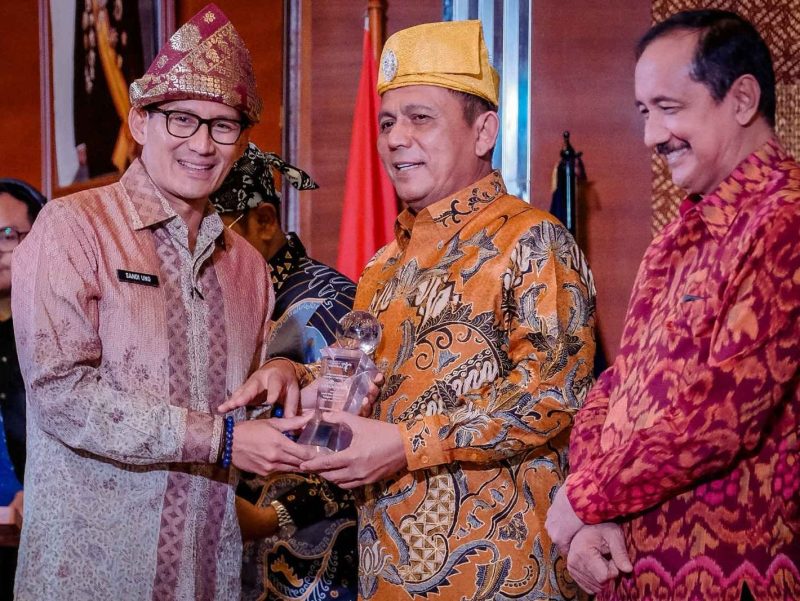 Provinsi Kepulauan Riau (Kepri) berhasil meraih 3 penghargaan dalam Apresiasi Pemasaran Pariwisata Indonesia (APPI) 2023. Penghargaan tersebut diserahkan langsung oleh Menteri Pariwisata dan Ekonomi Kreatif, Sandiaga S. Uno, kepada Gubernur Kepri Ansar Ahmad pada Malam Puncak APPI 2023 yang berlangsung di Balairung Soesilo Soedarman, Gedung Sapta Pesona, Jakarta pada Senin (17/7/2023).
Foto : Diskominfo Kepri 