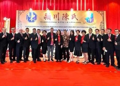 Anggota DPR RI Fraksi Golkar Dapil Kepri, Cen Sui Lan bersama tokoh perkumpulan Marga Tan saat merayakan HUT ke-11 tahun Perkumpulan Marga Tan Kota Batam, Minggu (16/7/2023) malam. Foto: Istimewa