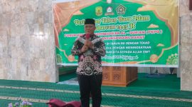 Wakil Wali Kota Tanjungpinang, H. Endang Abdullah, S.Kp.,M.Si, menghadiri kegiatan peringatan Tahun Baru Islam 1 Muharram 1445 Hijriah yang digelar Forum Komunikasi Pendidikan Al-Quran (FKPQ) Kecamatan Tanjungpinang Barat di Masjid Al-Azhar Jalan Pantai Impian, Rabu (19/7/2023). Foto: Diskominfo Tanjungpinang 
