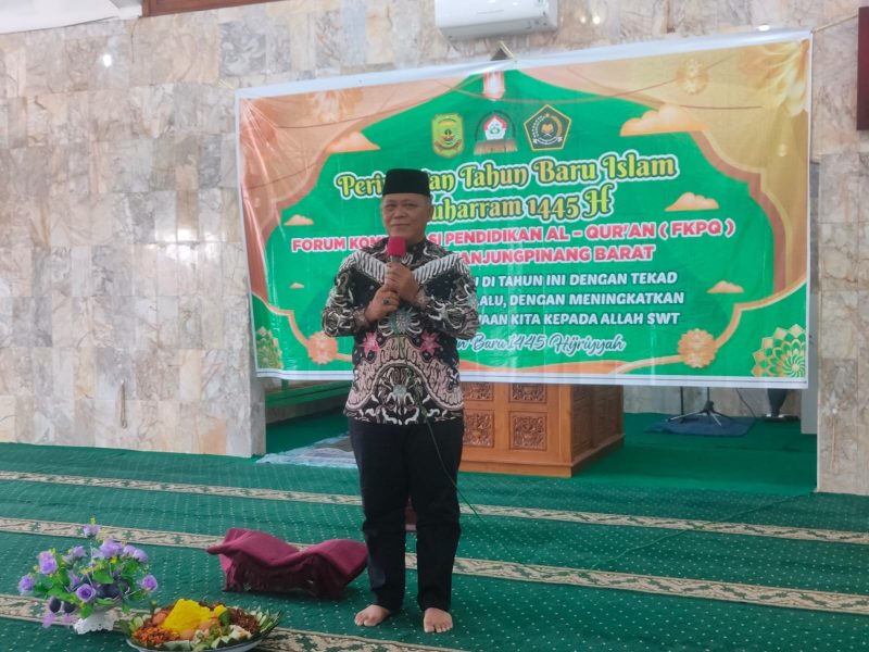 Wakil Wali Kota Tanjungpinang, H. Endang Abdullah, S.Kp.,M.Si, menghadiri kegiatan peringatan Tahun Baru Islam 1 Muharram 1445 Hijriah yang digelar Forum Komunikasi Pendidikan Al-Quran (FKPQ) Kecamatan Tanjungpinang Barat di Masjid Al-Azhar Jalan Pantai Impian, Rabu (19/7/2023). Foto: Diskominfo Tanjungpinang

