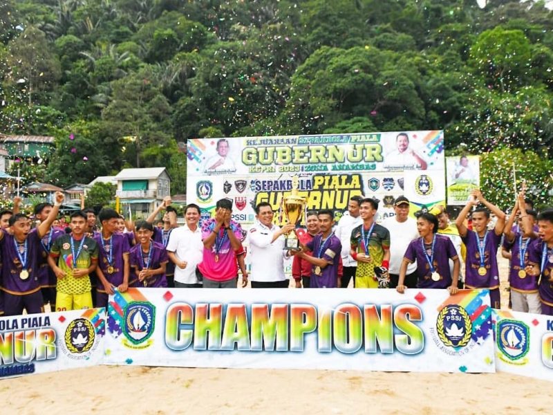 Gubernur Kepulauan Riau H.Ansar Ahmad menutup turnamen olahraga Piala Gubernur Kepri Tahun 2023 Zona Kabupaten Kepulauan Anambas untuk cabang voli, futsal dan sepakbola saat  melakukan kunjungan kerja ke Kabupaten Kepulauan Anambas (KKA), Rabu (19/7/2023). Foto: Diskominfo Kepri 