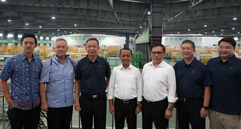 Menteri BKPM Bahlil Lahadalia saat berkunjung ke Xinyi Group. Foto: Instagram BKPM
