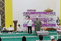 Gubernur Kepulauan Riau, H. Ansar Ahmad, bersama masyarakat Kepulauan Anambas, memperingati 1 Muharram 1445 Hijriah melalui acara Tabligh Akbar yang diadakan di Masjid Baitul Makmur, Tarempa,Rabu (19/7/2023). Acara tersebut menghadirkan Ustadz Derry Sulaiman yang memberikan tausiyah tentang makna dan peringatan 1 Muharram 1445 Hijriah. Foto: Diskominfo Kepri 