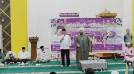 Gubernur Kepulauan Riau, H. Ansar Ahmad, bersama masyarakat Kepulauan Anambas, memperingati 1 Muharram 1445 Hijriah melalui acara Tabligh Akbar yang diadakan di Masjid Baitul Makmur, Tarempa,Rabu (19/7/2023). Acara tersebut menghadirkan Ustadz Derry Sulaiman yang memberikan tausiyah tentang makna dan peringatan 1 Muharram 1445 Hijriah. Foto: Diskominfo Kepri 