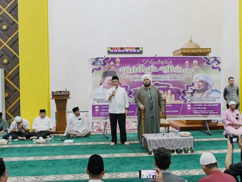 Gubernur Kepulauan Riau, H. Ansar Ahmad, bersama masyarakat Kepulauan Anambas, memperingati 1 Muharram 1445 Hijriah melalui acara Tabligh Akbar yang diadakan di Masjid Baitul Makmur, Tarempa,Rabu (19/7/2023). Acara tersebut menghadirkan Ustadz Derry Sulaiman yang memberikan tausiyah tentang makna dan peringatan 1 Muharram 1445 Hijriah. Foto: Diskominfo Kepri 