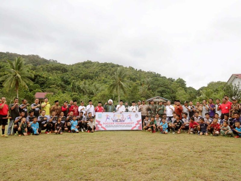 Masyarakat Kabupaten Kepulauan Anambas, terutama yang berada di Kecamatan Jemaja, berkumpul di lapangan sepakbola Letung, Kamis (20/7/2023) untuk menyaksikan turnamen sepakbola dalam rangka memeriahkan Hari Kemerdekaan RI yang ke-78. Foto: Diskominfo Kepri 