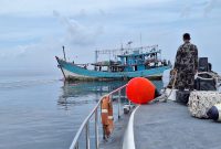 Kementerian Kelautan dan Perikanan (KKP) menertibkan 8 (delapan) kapal ikan dengan izin daerah yang beroperasi di atas 12 mil. KKP sedang menggencarkan penertiban kapal perikanan yang beroperasi tak sesuai dengan jalur penangkapan nya. Foto: KKP 