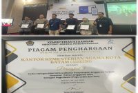 Kementerian Agama (Kemenag) Kota Batam menerima penghargaan dari Kepala KPPN Batam Iwan Kurniawan atas di Raihnya Peringkat 3 Satker dengan Nilai IKPA Indikator Penyerapan Anggaran Terbaik Semester I Tahun Anggaran 2023 Katagori Pagu Besar (Pagu Lebih dari 16 M) bertempat di Aula KPPN Batam,Kamis (20/7/2023). Foto: Kemenag Kota Batam 