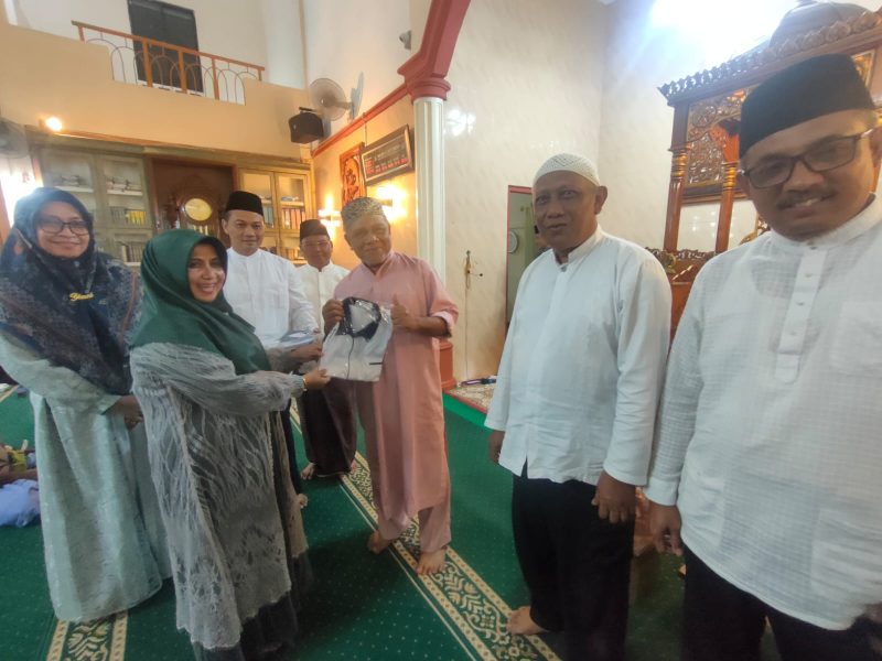 Wali Kota Tanjungpinang, Hj Rahma,S.IP.,M.M, menghadiri peringatan Tahun Baru Islam 1445 Hijriah di Masjid Al Muttahidin Kelurahan Sei Jang, Kecamatan Bukit Bestari, Tanjungpinang, Kamis (20/7/2023) malam.
Foto: Diskominfo Tanjungpinang 