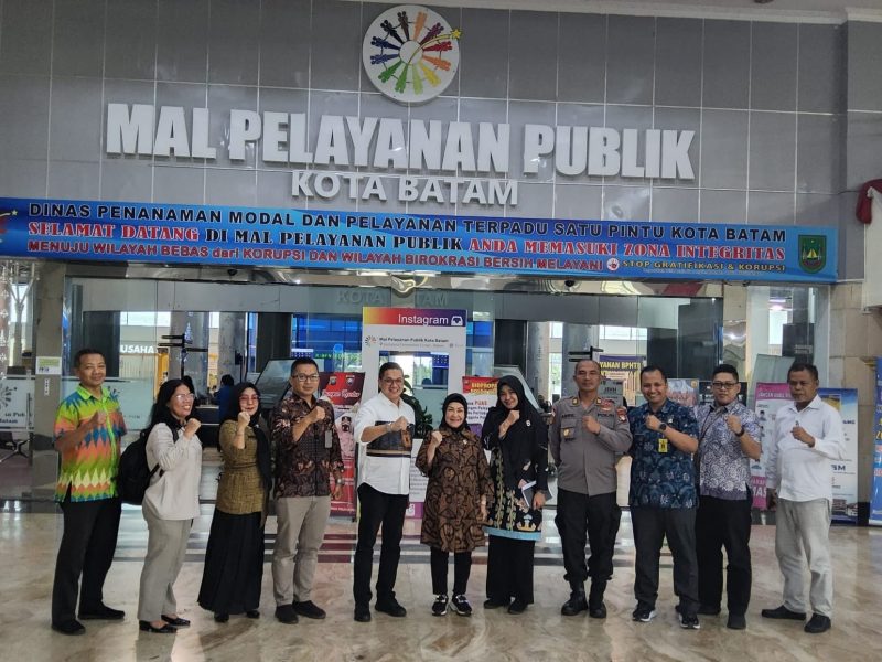 Deputi Bidang Pelayanan Publik Kementerian Pendayagunaan Aparatur Negara dan Reformasi Birokrasi (PANRB) Diah Natalisa dalam Peninjauan Penyelenggaraan MPP Digital di Kota Batam. Foto: KEMENPAN RB