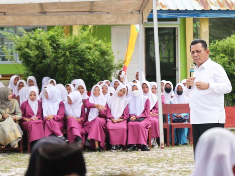 Gubernur Kepulauan Riau H. Ansar Ahmad berkunjung ke SMAN 1 Jemaja, Kabupaten Anambas, Jumat (21/7/2023). Foto: Diskominfo Kepri

