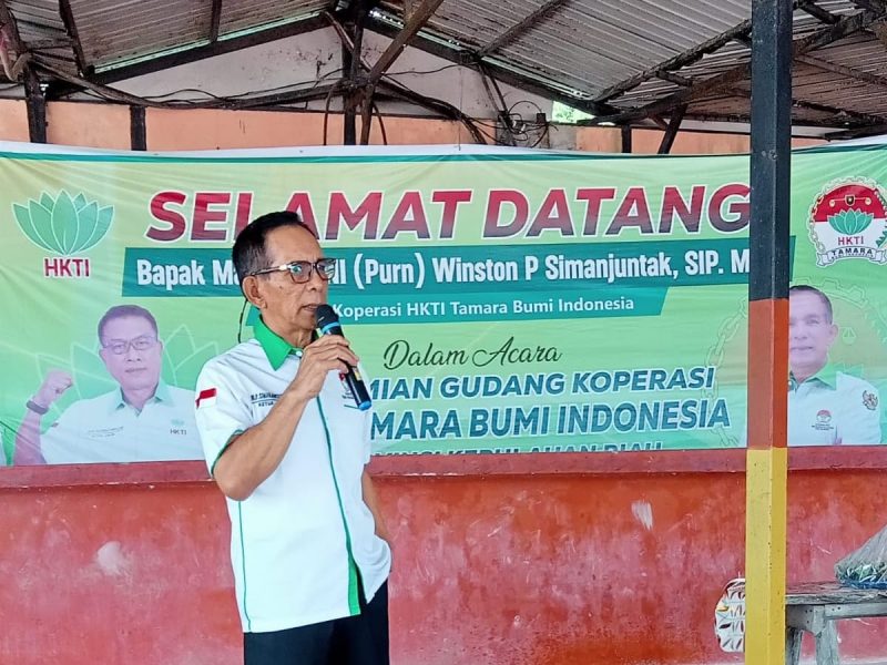 Ketua Koperasi HKTI Tani Makmur Sejahtera Bumi Indonesia Mayjen TNI (Purn) Winston P. Simanjuntak, berkunjung ke kota Batam, dalam rangka meresmikan gudang packaging arang, yang berlokasi di Pantai Zore, Jembatan IV Barelang, kota Batam, provinsi Kepulauan Riau, Jumat (21/7/2023). Foto: INIKEPRI.COM 