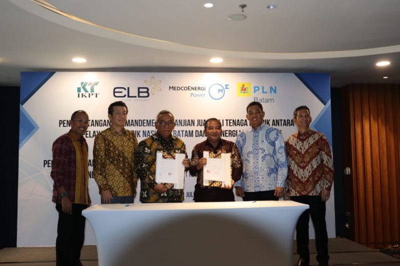 Kolaborasi PT PLN Batam dan PT ELB untuk meningkatkan kapasitas Pembangkit Listrik Tenaga Gas Uap (PLTGU) Tanjung Uncang yang diharapkan diharapkan makin memperkuat kelistrikan Batam dan menghasilkan efisiensi bagi kedua perusahaan. (Kiri ke kanan: Direktur Utama PT Medco Power Indonesia Eka Satria, Director PT Kansai Electric Power Indonesia Takeshi Shimada, Direktur Utama PT Energi Listrik Batam Bambang Urip Setiawan Adi, Direktur Utama PT PLN Batam Muhammad Irwansyah Putra, EVP Divisi Pengendalian Pembangkit dan IPP PT PLN (Persero) Emir Muhaimin dan Komisaris Utama PT Medco Power Indonesia Amri Siahaan). Foto: PLN Batam untuk INIKEPRI.COM 