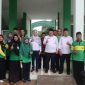 Cen Sui Lan Anggota Komisi V DPR RI Fraksi Golkar Dapil Kepri berfoto bersama Mahbub Daryanto Kakanwil Kemenag Kepri dan majelis guru MIN 2 Sagulung, Kota Batam. Foto: Istimewa 