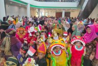 Wali Kota Tanjungpinang, Hj. Rahma, S.IP.,M.M, mengapresiasi Parade Budaya Anak Indonesia dan Children Market Day yang digelar Himpunan Pendidikan Anak Usia Dini (Himpaudi) Kota Tanjungpinang di Mall Tanjungpinang City Center (TCC), Minggu (23/7/2023). Foto: Diskominfo Tanjungpinang
