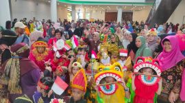 Wali Kota Tanjungpinang, Hj. Rahma, S.IP.,M.M, mengapresiasi Parade Budaya Anak Indonesia dan Children Market Day yang digelar Himpunan Pendidikan Anak Usia Dini (Himpaudi) Kota Tanjungpinang di Mall Tanjungpinang City Center (TCC), Minggu (23/7/2023). Foto: Diskominfo Tanjungpinang 
