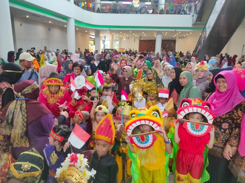 Wali Kota Tanjungpinang, Hj. Rahma, S.IP.,M.M, mengapresiasi Parade Budaya Anak Indonesia dan Children Market Day yang digelar Himpunan Pendidikan Anak Usia Dini (Himpaudi) Kota Tanjungpinang di Mall Tanjungpinang City Center (TCC), Minggu (23/7/2023). Foto: Diskominfo Tanjungpinang
