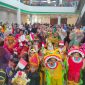 Wali Kota Tanjungpinang, Hj. Rahma, S.IP.,M.M, mengapresiasi Parade Budaya Anak Indonesia dan Children Market Day yang digelar Himpunan Pendidikan Anak Usia Dini (Himpaudi) Kota Tanjungpinang di Mall Tanjungpinang City Center (TCC), Minggu (23/7/2023). Foto: Diskominfo Tanjungpinang 

