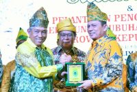 Gubernur Kepulauan Riau H. Ansar Ahmad menghadiri acara silaturahim dan pelantikan pengurus wilayah Kerukunan Bubuhan Banjar (KBB) Provinsi Kepulauan Riau bersama Gubernur Kalimantan Selatan, H. Sahbirin Noor, yang juga menjabat sebagai Ketua Umum Pengurus Pusat KBB se-dunia. Acara ini berlangsung di Planet Holiday Hotel, Batam, Minggu (23/7/2023). Foto: Diskominfo Kepri 