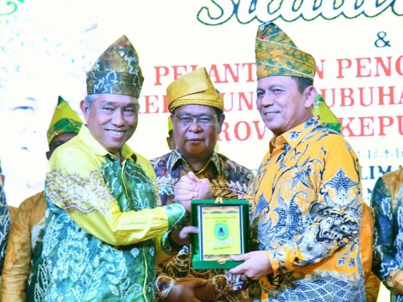 Gubernur Kepulauan Riau H. Ansar Ahmad menghadiri acara silaturahim dan pelantikan pengurus wilayah Kerukunan Bubuhan Banjar (KBB) Provinsi Kepulauan Riau bersama Gubernur Kalimantan Selatan, H. Sahbirin Noor, yang juga menjabat sebagai Ketua Umum Pengurus Pusat KBB se-dunia. Acara ini berlangsung di Planet Holiday Hotel, Batam, Minggu (23/7/2023). Foto: Diskominfo Kepri 