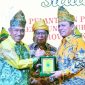 Gubernur Kepulauan Riau H. Ansar Ahmad menghadiri acara silaturahim dan pelantikan pengurus wilayah Kerukunan Bubuhan Banjar (KBB) Provinsi Kepulauan Riau bersama Gubernur Kalimantan Selatan, H. Sahbirin Noor, yang juga menjabat sebagai Ketua Umum Pengurus Pusat KBB se-dunia. Acara ini berlangsung di Planet Holiday Hotel, Batam, Minggu (23/7/2023). Foto: Diskominfo Kepri 
