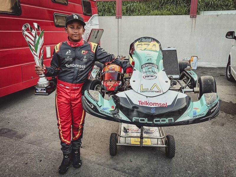 Pebalap gokart andalan Indonesia, Qarrar Firhand Ali menorehkan prestasi membanggakan di ajang internasional setelah tampil jadi juara dalam event Rok Cup Italy round 6 di Sirkuit Franciacorta Karting, kota Brescia, Italia, pada 23 Juli 2023. Foto: Instagram @Qarrar Firhand Ali