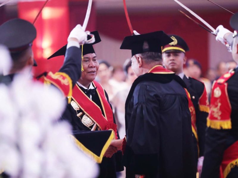 Gubernur Kepri Ansar Ahmad hadir secara langsung dalam Pengukuhan Guru Besar Tetap Bidang ilmu kepolisian Sekolah Tinggi Ilmu Kepolisian ( STIK) Lemdiklat Polri Komjen Pol Prof Petrus R. Golose, di Auditorium Mutiara STIK Lemdiklat Polri, Jakarta, Senin (24/7/2023). Foto: Diskominfo Kepri
