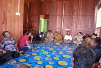 Tokoh masyarakat Desa Benan bermediasi dengan perangkat Kecamatan Katang Bidara. Foto: INIKEPRI.COM 