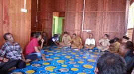 Tokoh masyarakat Desa Benan bermediasi dengan perangkat Kecamatan Katang Bidara. Foto: INIKEPRI.COM 