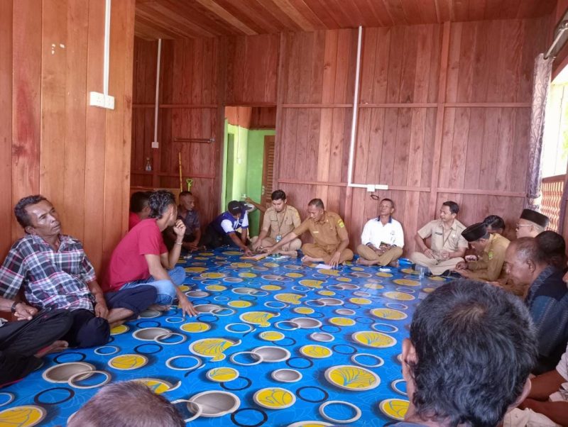 Tokoh masyarakat Desa Benan bermediasi dengan perangkat Kecamatan Katang Bidara. Foto: INIKEPRI.COM 